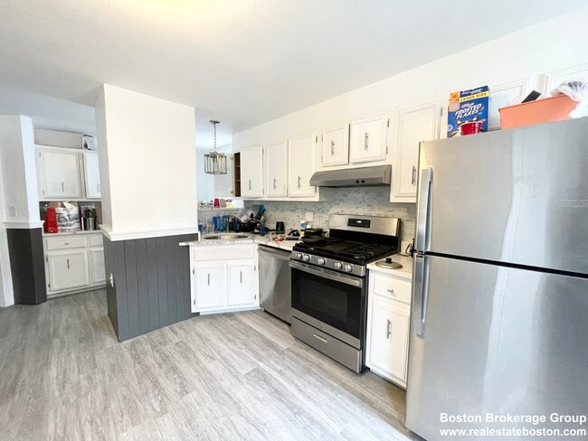 Building Photo - 31 Falcon St Unit 2