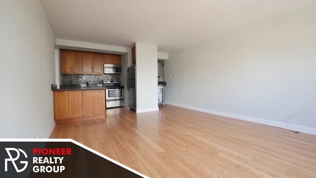 Building Photo - 429 W Wellington Ave Unit 12G