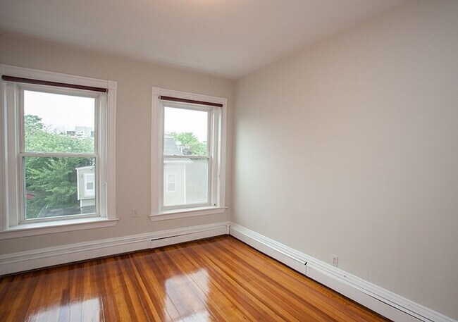 Photo - 3Br/1Bth in GREAT location! Laundry in the building, new appliances.