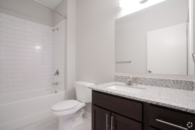 2BR, 2BA - 943SF - Primary Bathroom
