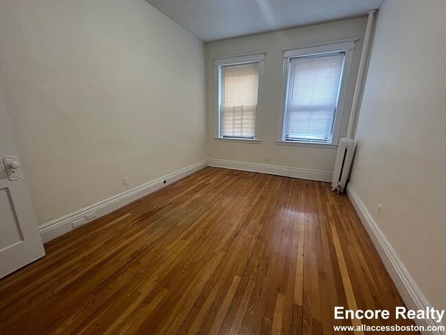 Photo - 376 Riverway