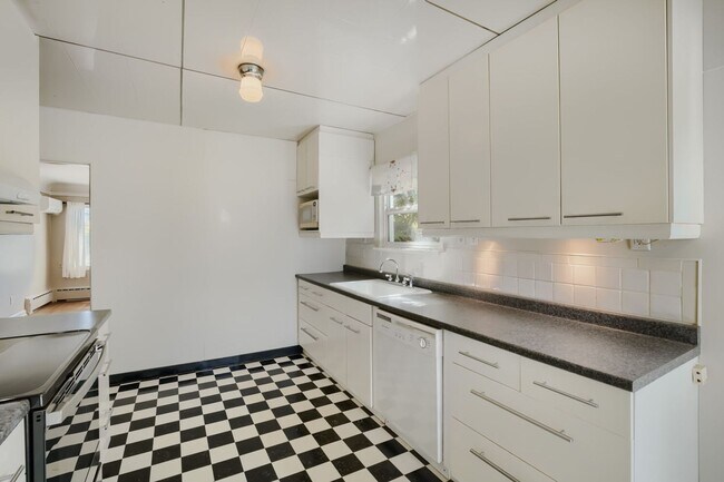 Photo - Charming 1bed/2bath Home with Lowel Level Bonus Room in West Seattle!