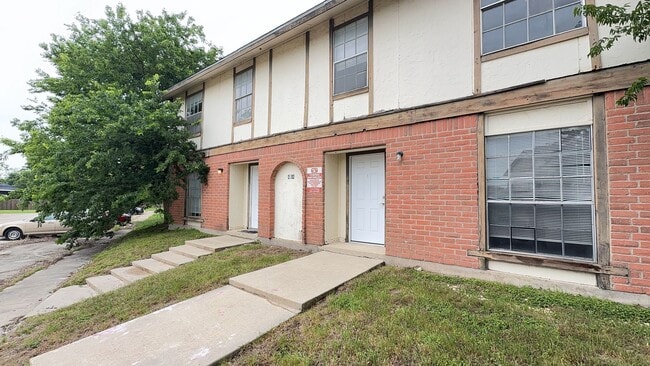 Building Photo - 4504 Hunt Cir Unit D