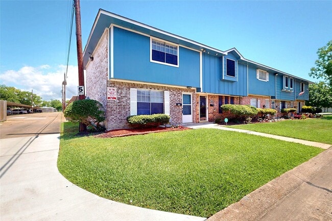 Photo - 210 W G St