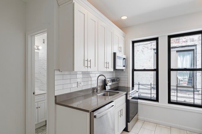 Kitchen - 2077 Dean St Unit 3