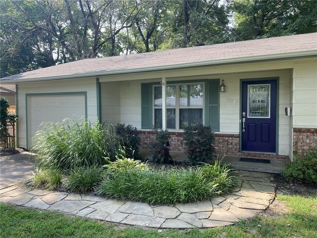 Building Photo - 1004 SE 4th St