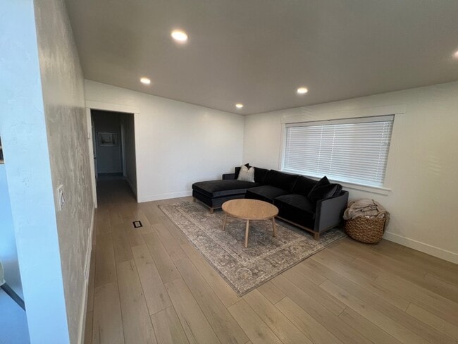 Photo - 1451 Lynnwood Ave
