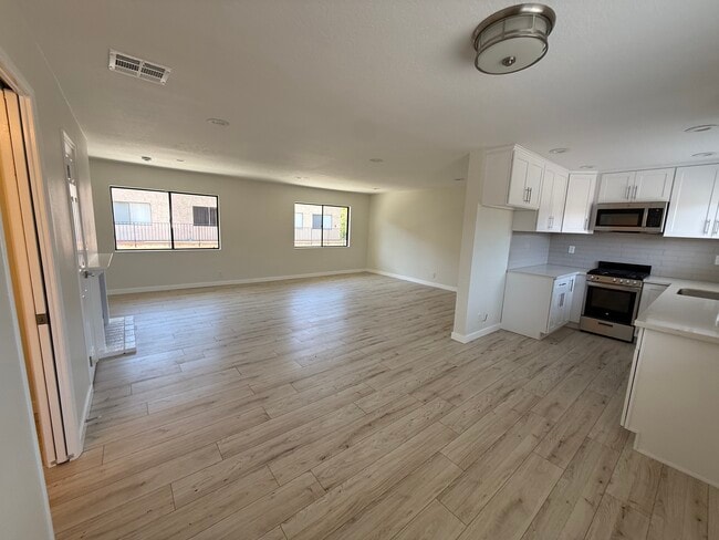 Building Photo - 1011 San Rafael Ave Unit 102 Rental