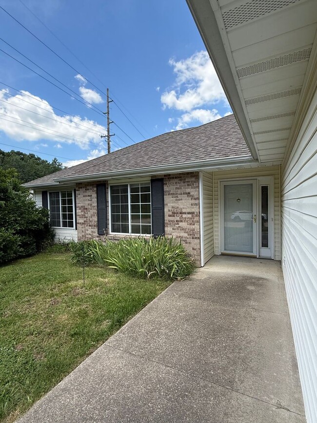 Photo - 3 bed 2 bath Home with fenced in backyard