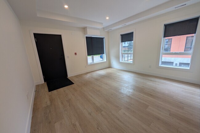 Photo - 131 Wellington St N