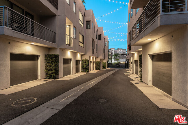 Building Photo - 2111 N Cahuenga Blvd Unit 7 Rental