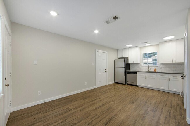 Photo - 1820 Pine Village Dr