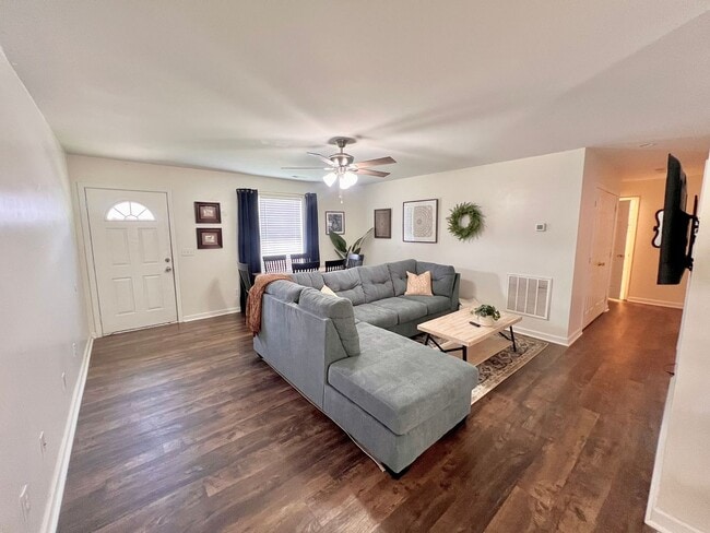 Photo - 707 Bagwell Ct Unit 707 B Bagwell Ct