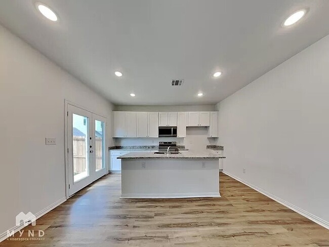 Photo - Modern Built Townhome with Fenced Yard – Perfectly Situated Minutes from Fort Worth & Dallas