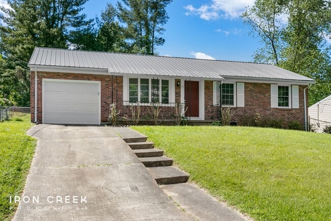Building Photo - Beautiful Two-Bedroom with Fenced Yard in ... Rental