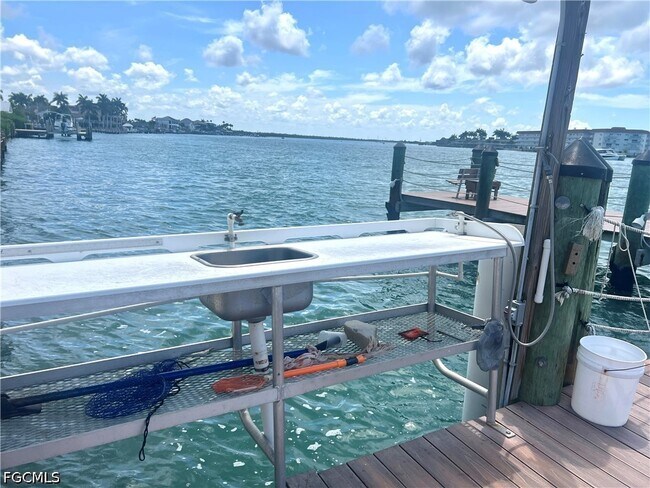 60 W Pelican St Unit 202