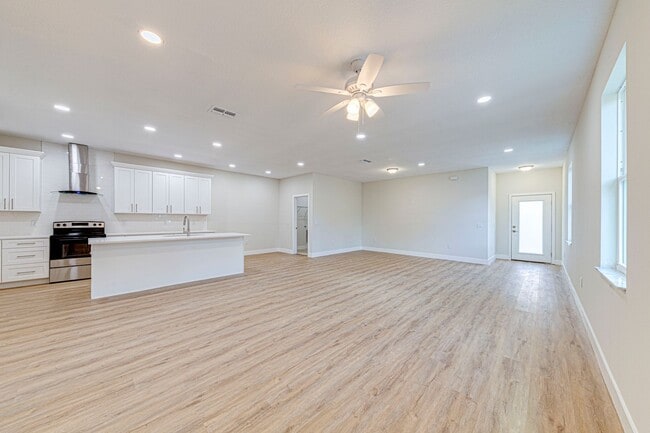 Photo - 241 N Pine Ave