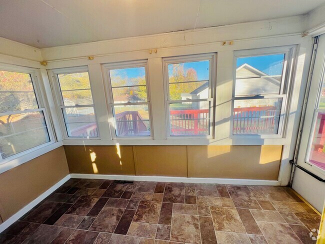 Building Photo - 2 bed with Large Garage Rental