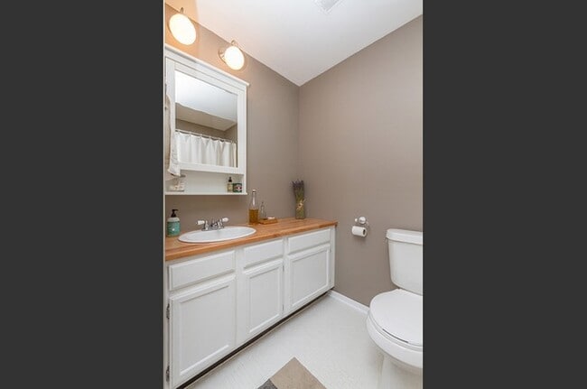 Building Photo - 1426 Stonebridge Circle Unit K5