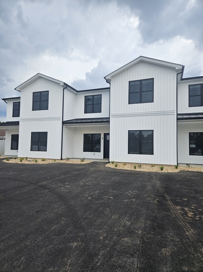 Building Photo - 77 Shelor Dr Unit B