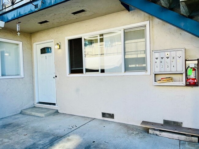 Building Photo - 1098 W Hamilton Ave Rental
