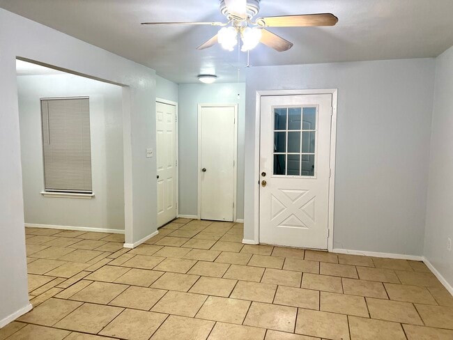 Building Photo - 2112 Tanglewood St Unit 2112