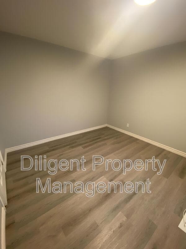 Photo - 260 Lansdowne St W