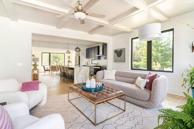 Photo - 981- 987 Fifth Street SW