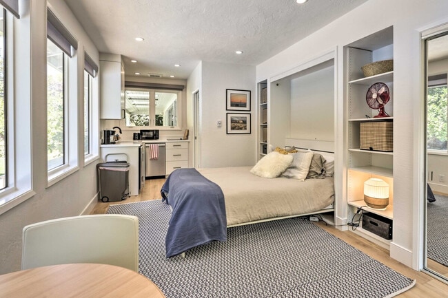 Building Photo - 155 E Creek Dr Unit ID1308204P