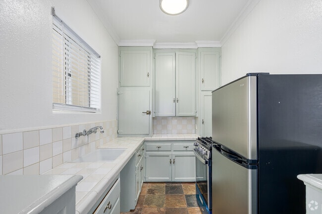 1BR, 1BA - 725SF - Kitchen