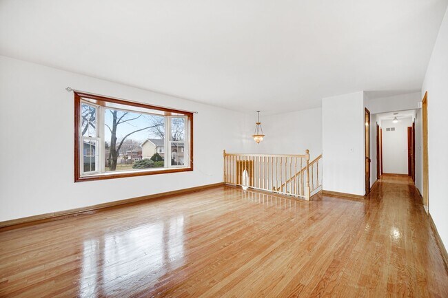 Photo - 4 Bed 2.5 Bath in Des Plaines