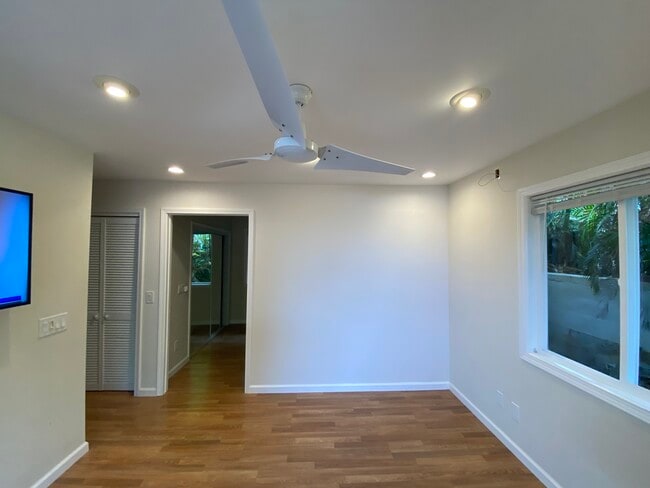 Sala de estar frente al dormitorio. - 3708A Claudine St Unidad 2