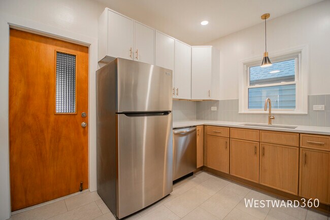 Photo - 4037 N Hamlin Ave Unit 2