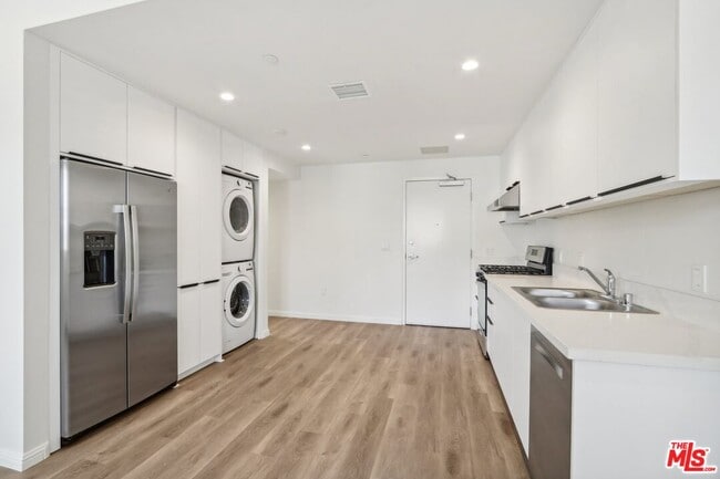 Building Photo - 951 S Wilton Pl Unit 201