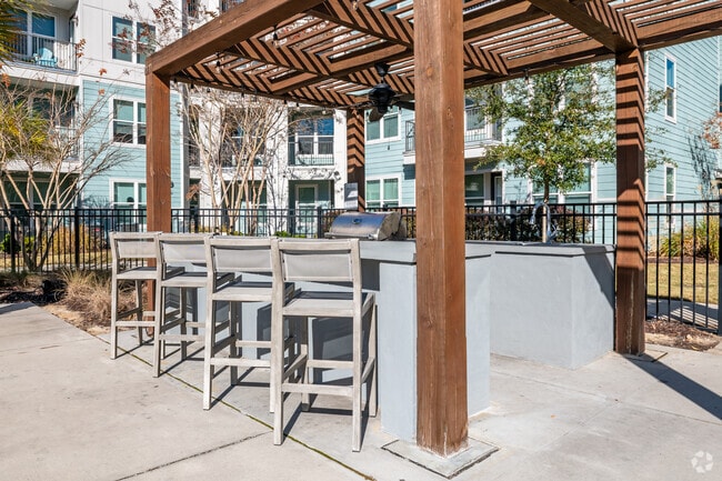 Pool BBQ Area - Atlantic on the Avenue