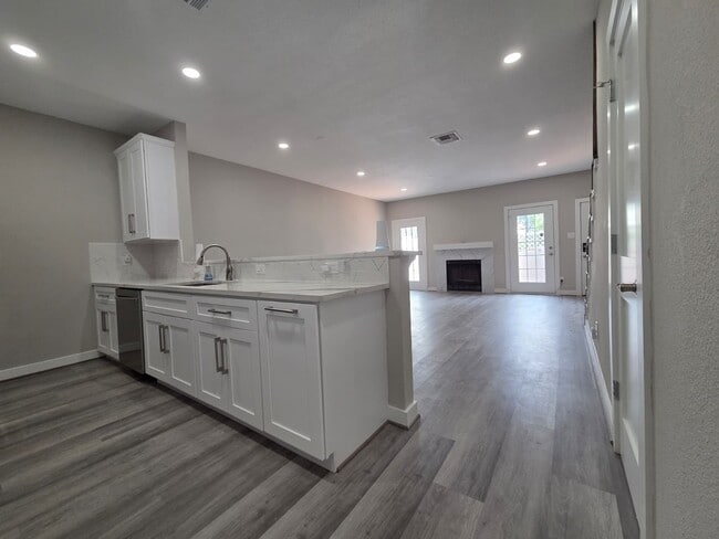 Building Photo - 6000 Reims Rd Unit 3107