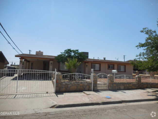 Building Photo - 1127 Del Norte St Rental