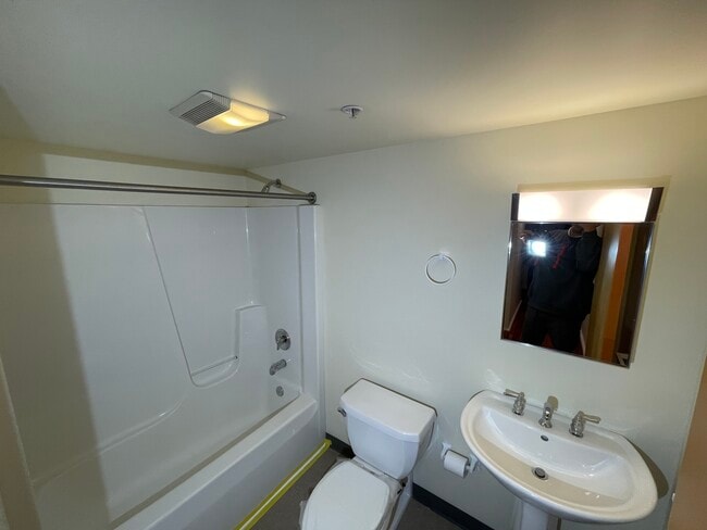 Bathroom - 905 Liberty Ave Unit 3A