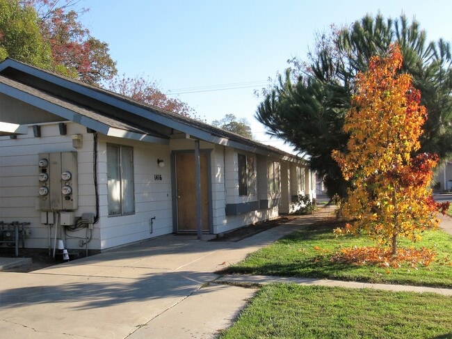 Offered is a 2 bedroom single story corner apartment near Burke and Houston. Amenities include good - 1416 N Liberty St Unit 1416