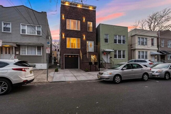 Building Photo - 379 Ege Ave Unit 2