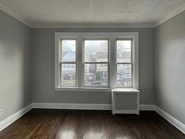 Photo - 416-418-418 Leslie St