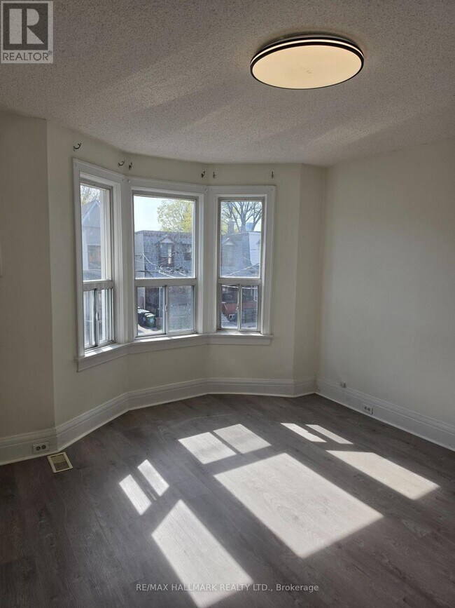 Photo - 797 Ossington Ave