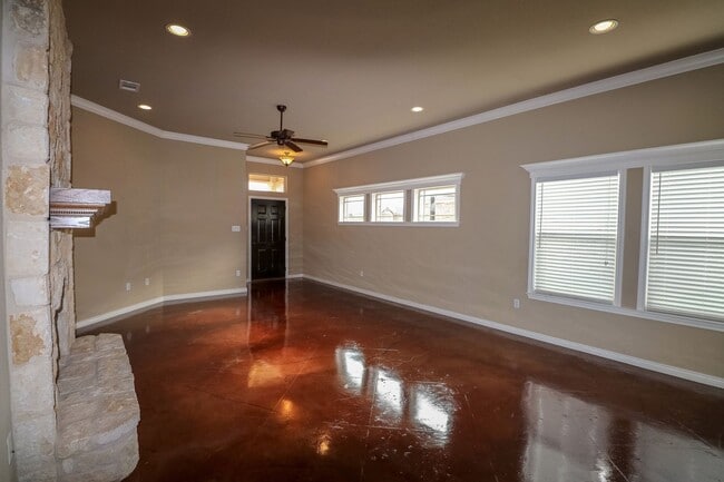 Photo - 4 Bedroom Single Family Home:  Move in Special: 3 weeks free with approved application by Decembe...