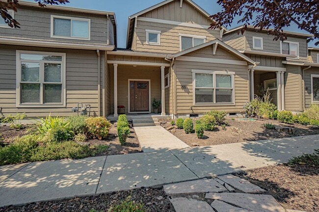 Building Photo - 3 Bedroom townhouse with stunning Ashland views! | Available Now