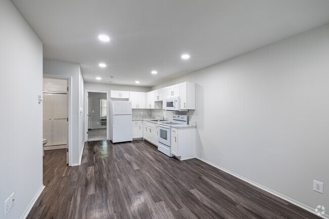 1 habitación, 1 baño - 559 pies cuadrados Sala de estar - Zen Long Island at Amityville 55+ Community