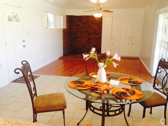 Large Family Room and Dining Room - 6902 E Latham St Rental