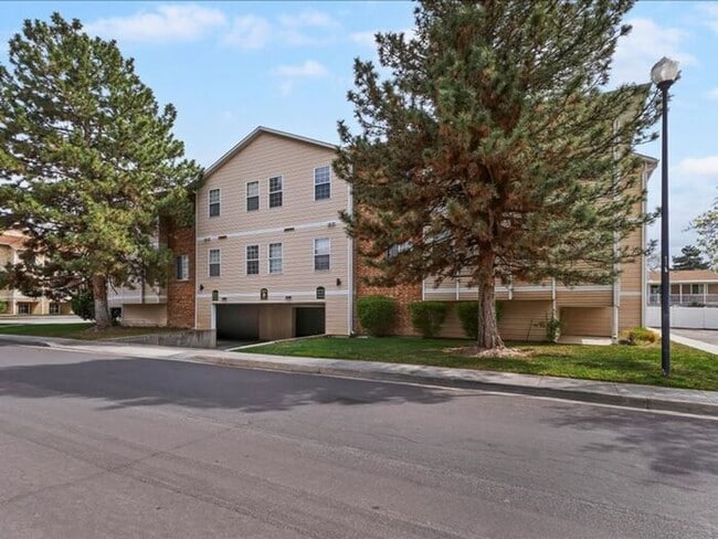 Building Photo - SANDY  2 BED 2 BATH CONDO, small pet OK Unit 816