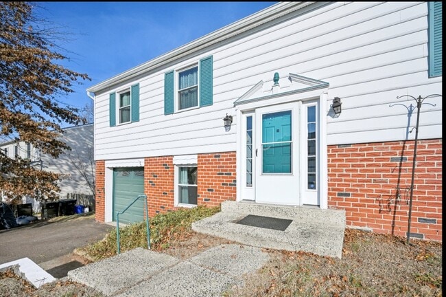 Building Photo - 4 Bedrooms 2&1/2 Bathrooms