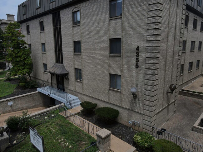 Garage - 4355 Maryland Ave Unit 330