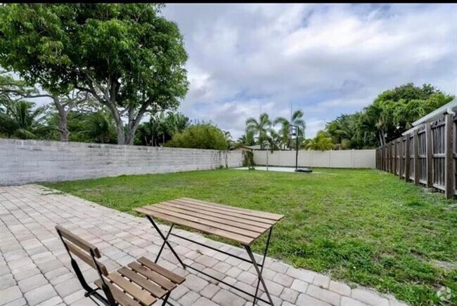 Building Photo - 719 NE 38th St Rental